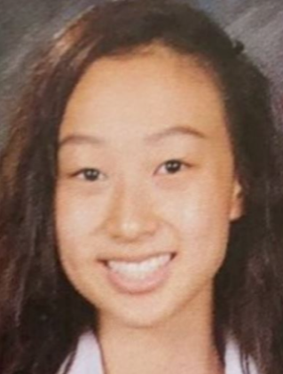 笑顔で正面を向く学生時代の女性の顔写真