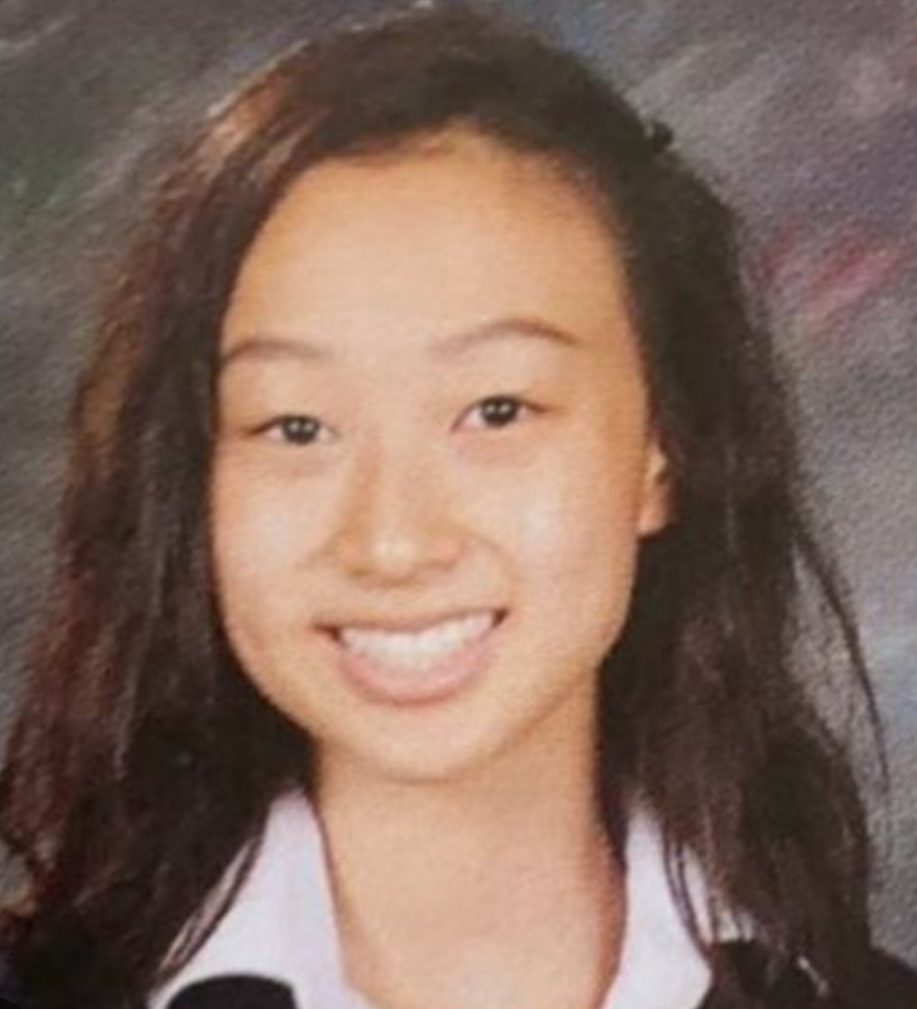 笑顔で正面を向く学生時代のジゼルの顔写真