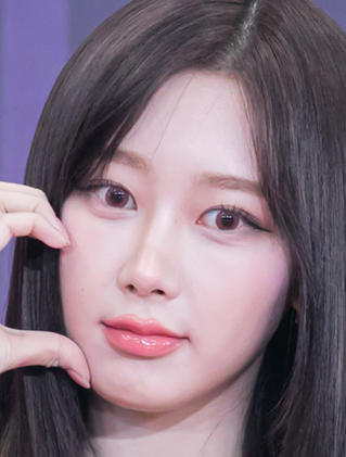 黒髪ストレートでハートポーズをするジゼルの顔写真