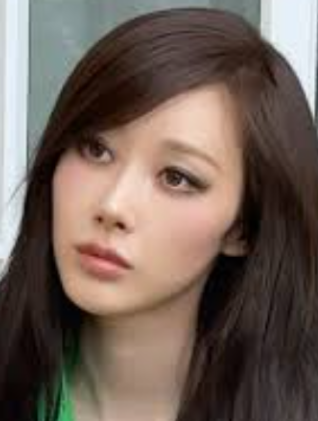 斜め上を見る長い黒髪のジゼルの写真