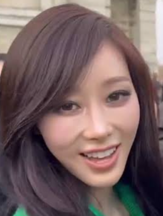 屋外で笑顔を見せる長い黒髪のジゼルの写真