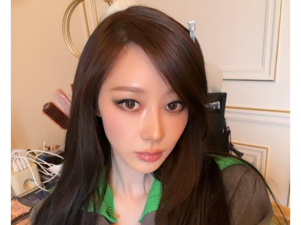 室内で正面を向く長い黒髪のジゼルの写真