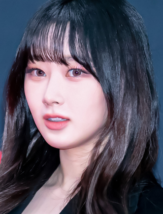 前髪のある黒髪スタイルで正面を向くジゼルの顔写真