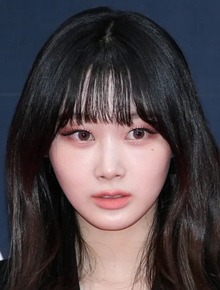 前髪のある黒髪スタイルで正面を向くジゼルの顔写真