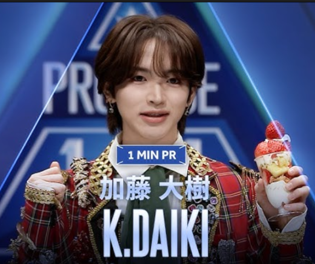 加藤大樹の1MIN PR画像。『PRODUCE 101 JAPAN』で赤い衣装を着て、いちごパフェを手に持つ姿。