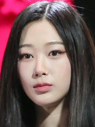 黒髪のストレートヘアで正面を向くジゼルの顔写真