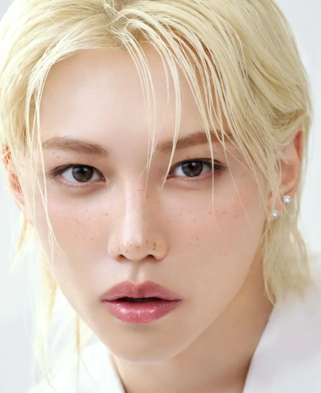 明るい背景の前で、ブロンドヘアのフィリックスが正面を見つめているアップ画像。大きな目元と整った鼻筋、やわらかさのある口元が印象的です。