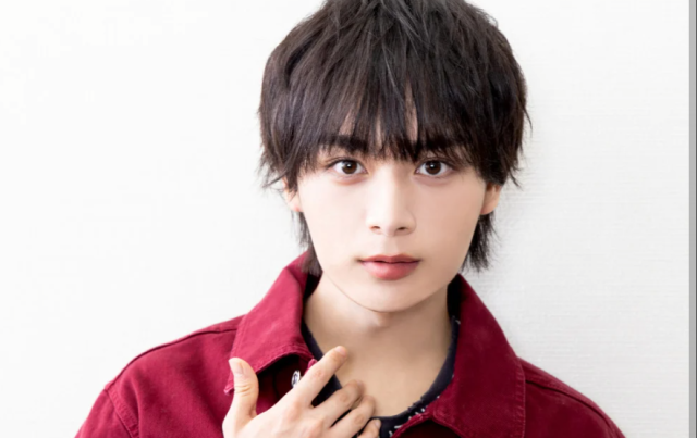 大西流星の正面顔画像。黒髪で赤いジャケットを着用し、こちらを見つめながら手を胸元に添えている様子