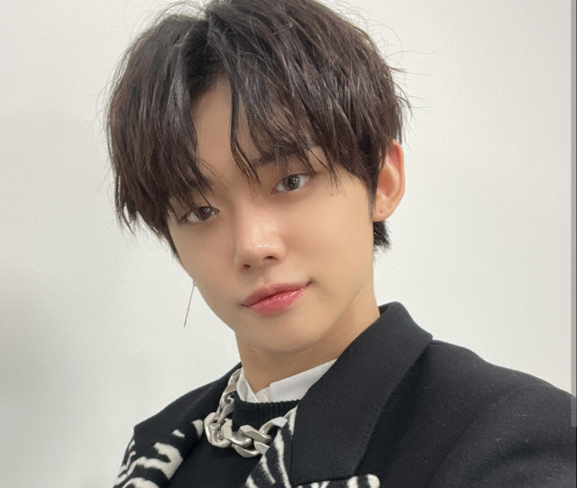 ヨンジュンの顔がよくわかるアップ画像。黒髪で片耳にアクセサリーを付け、落ち着いた表情でこちらを見ている様子