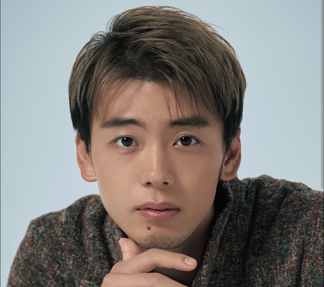 竹内涼真の正面顔アップ画像。短めの髪型で手をあご元に添え、落ち着いた表情でこちらを見ている様子