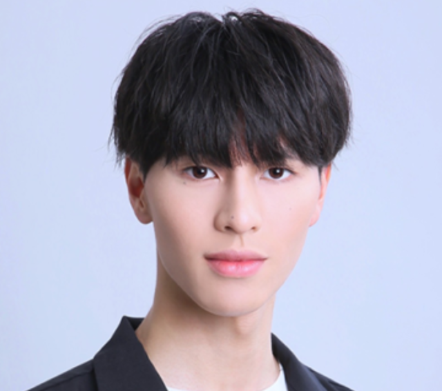 黒髪の千田波空斗が、白い背景の前で正面を向いて写っているバストアップ画像。落ち着いた表情で、目元と輪郭の印象が分かりやすい。