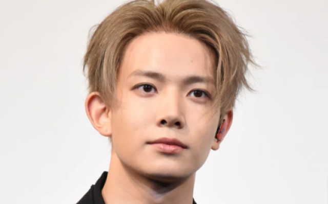 明るい背景の前で、明るめの髪色にセットしたヒスンが正面を向いて写っているバストアップ画像。すっきりした目元とやわらかい表情が印象的です。