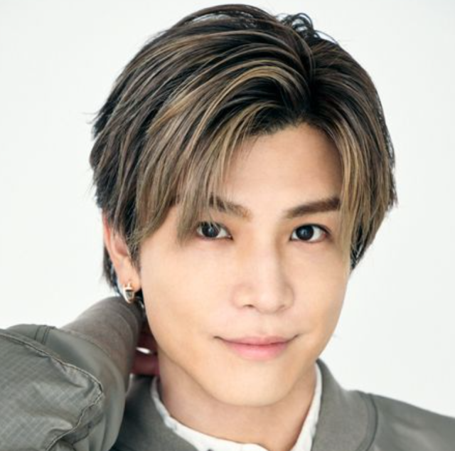 明るい背景の前で、岩田剛典がやさしい表情でこちらを見つめているバストアップ画像。明るい目元とすっきりした輪郭が印象的です。