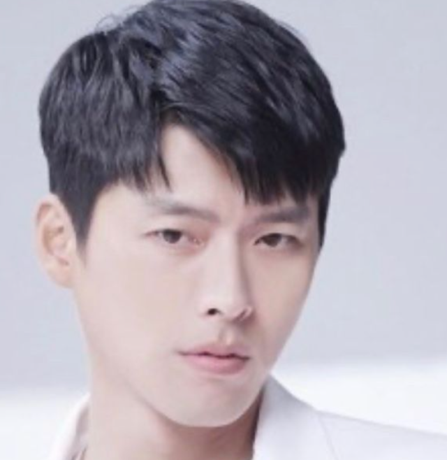 ヒョンビンが黒髪の短髪で正面を向いているポートレート画像