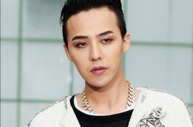 G-DRAGONが黒髪のオールバック姿で正面を向いているポートレート画像