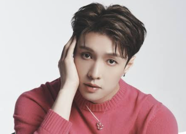 レイが片手を頬に添えて正面を見つめているポートレート画像