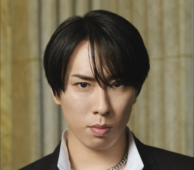 宮舘涼太が黒髪で正面を見つめているポートレート画像