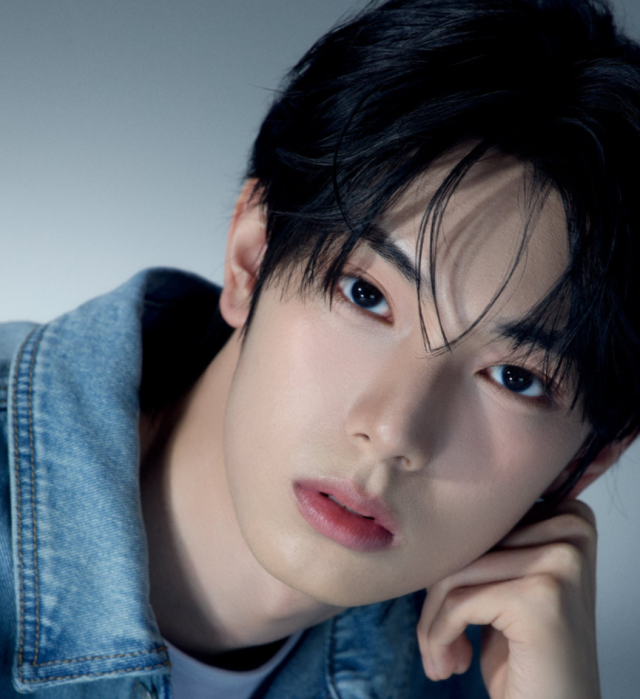 黒髪でデニムジャケットを着たリブ（チェリブ）が頬杖をついてこちらを見つめるバストアップ画像