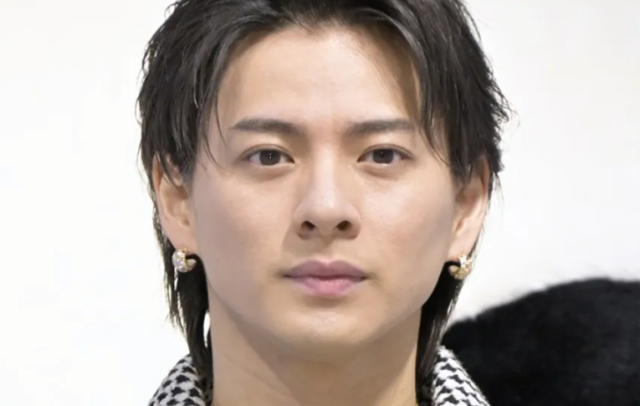 黒髪の人物が正面を見つめる、目元や鼻筋、口元がわかりやすい顔のアップ画像