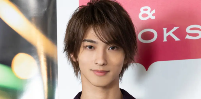 茶髪の横浜流星が正面を見つめて微笑む、目元や鼻筋、輪郭がわかりやすい上半身画像