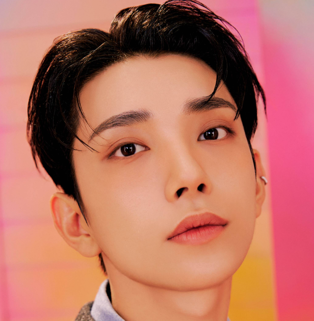 黒髪のジョシュワが正面を見つめる、目元や鼻筋、口元がよくわかる顔のアップ画像