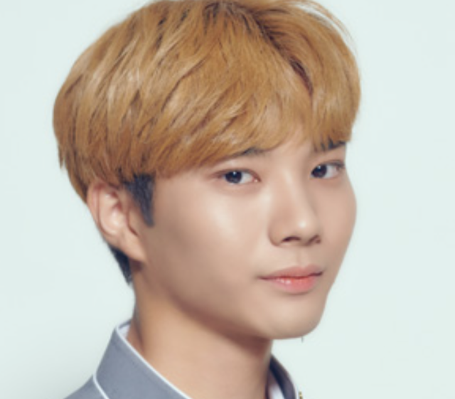 金髪寄りの明るい髪色でグレーの衣装を着た中川勝就が、やや斜めを向いて微笑むバストアップ画像