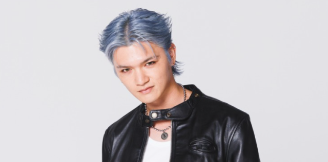 青みがかったヘアカラーで黒のレザージャケットを着たRYOUJIの上半身画像。鋭い目元とクールな表情が印象的な写真