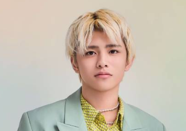 明るいヘアカラーで正面を見つめる篠塚大輝の上半身画像。やわらかな目元と整った顔立ちが印象的な写真