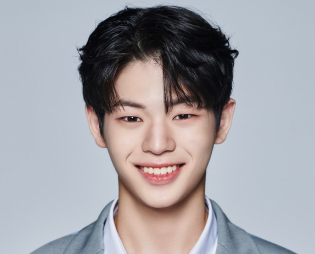 黒髪で笑顔を見せるムン・ジョンヒョンの正面ポートレート画像。整った目元とすっきりした輪郭が印象的な写真