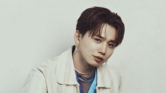 白いジャケット姿でカメラを見つめる花村想太の上半身画像。大きなピアスとやわらかな目元が印象的な写真