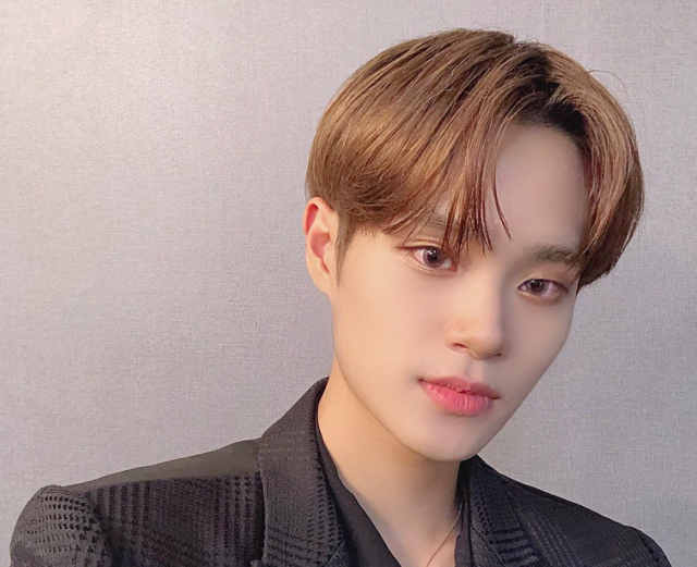 黒いジャケット姿でカメラを見つめるイ・デフィの上半身画像。大きな目元と整った口元が印象的な写真