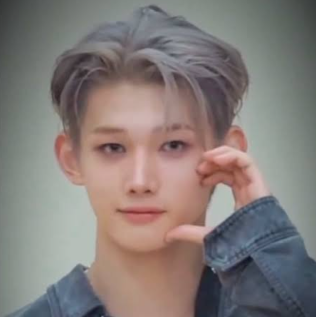 グレー系のヘアカラーで正面を見つめるJOの上半身画像。すっきりした目元とやわらかな表情が印象的な写真