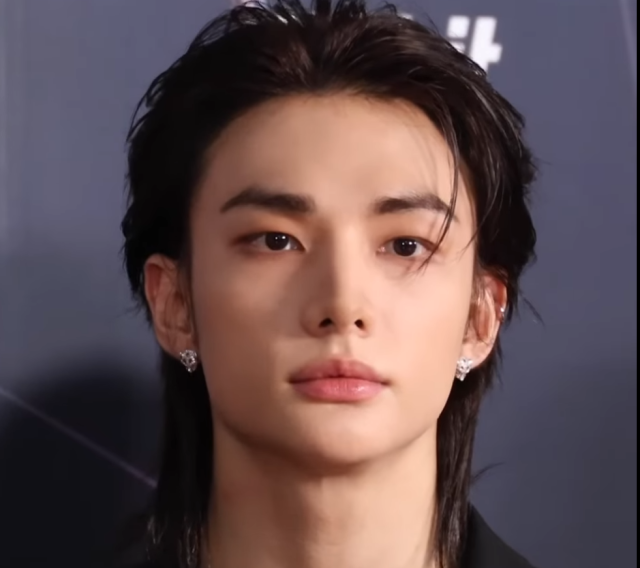 黒髪を後ろに流したヒョンジンの顔アップ写真。正面を向いた落ち着いた表情で、すっきりした鼻筋と輪郭、整った口元が印象的。